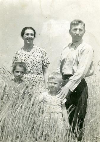 KKE 211.jpg - Rodzina Bystrzyckich, Krystynopol, 1942 r.